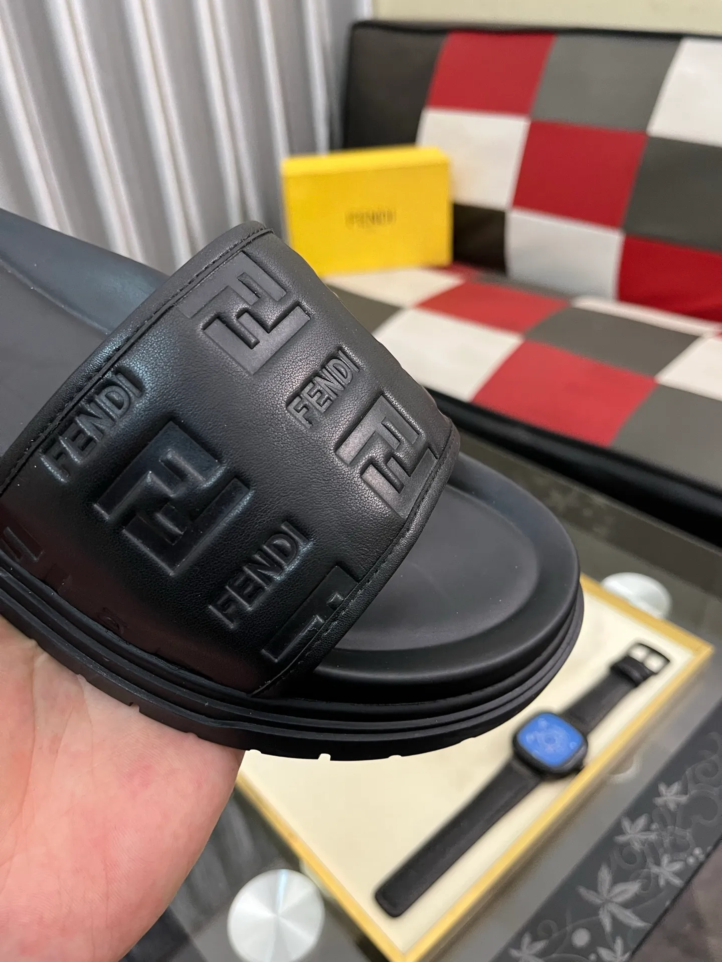 Men's men's shoes💰320⌚️⌚️FENDI Fendi slippers and sandals are shipped💄How can this summer be without the blessing of little monsters💄Original imported special hardware decorative pattern➕Original private model outsole! Details determine success or failure, good quality is not afraid of magnifying details! It feels super comfortable on your feet! This summer you need a pair of trendy, cool and comfortable sandals👣 Standard size: 38-443️⃣Colors available